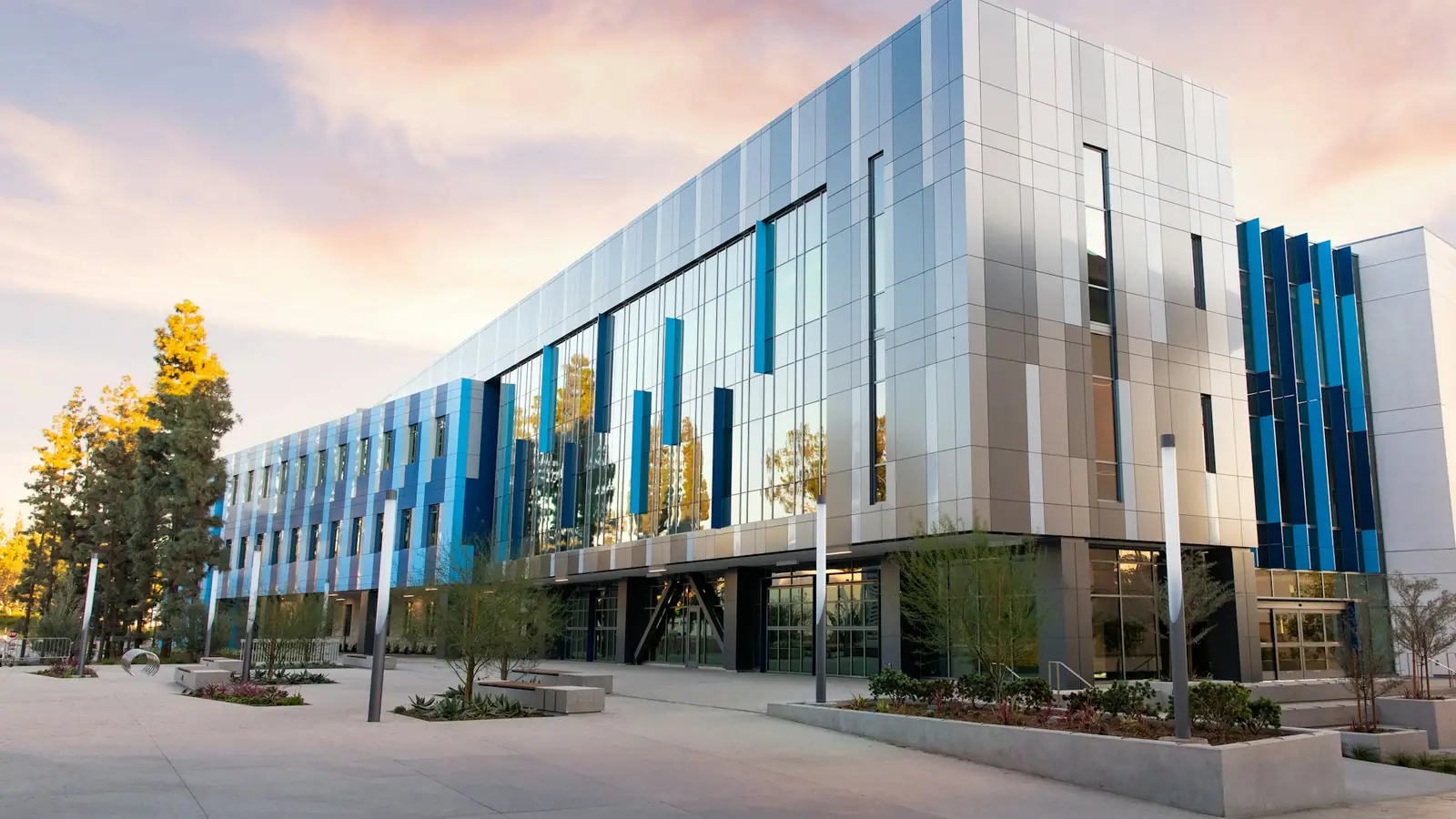 Groot modern utiliteitsgebouw met een gevel van glas en metalen panelen